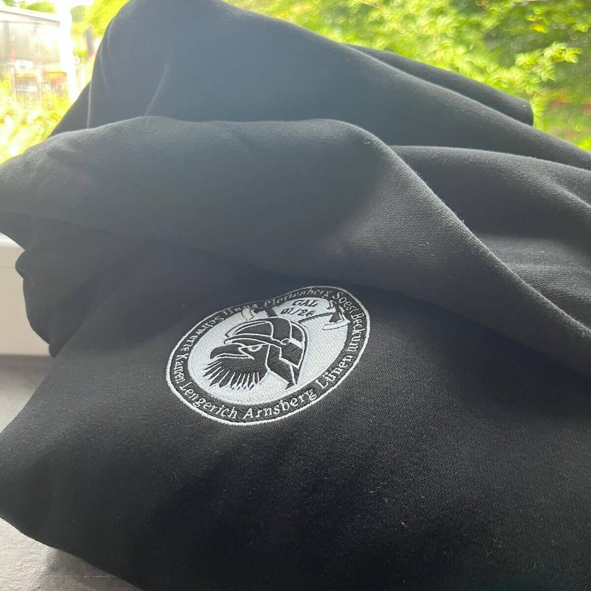 Stick Beispiel auf Hoodie